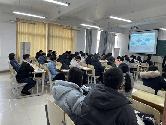 会议室里的人们描述已自动生成